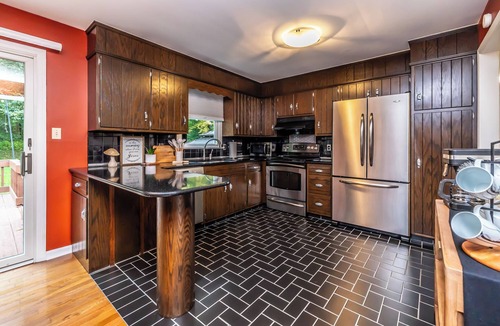 Narvon House | Comfortable Split Level with Hot Tub, High Speed Internet