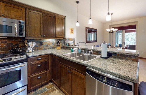 Woodwinds Condo | Comfortable townhome with golf-course view, hot tub, two decks, & W/D