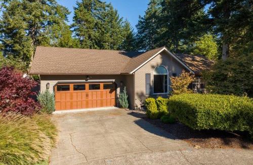 Florence Ski Chalet | Comfy 4B/2b home near Dunes & Ocean! Pet Friendly!