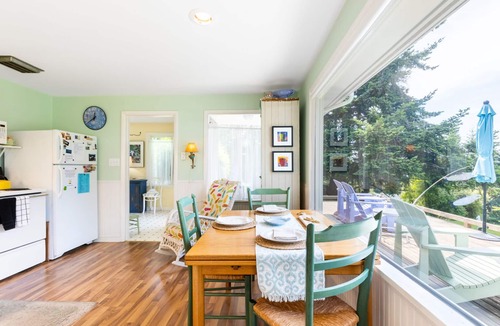 Freeland House | Comfy Coastal Cottage by AvantStay | Mountain View