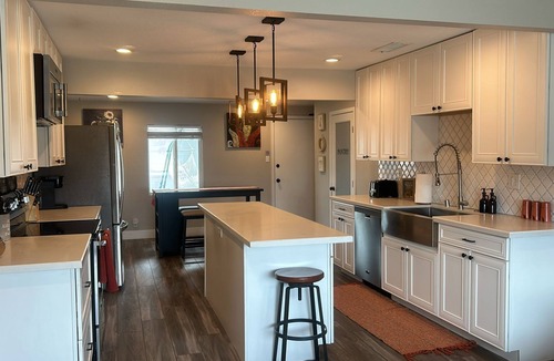Townsite House | Comfy & Cozy - walk to Water Street!