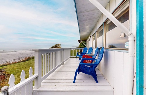 Arch Cape Cabin | Comfy oceanfront home three blocks to the beach with amazing views - dogs OK