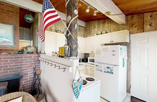 Arch Cape Cabin | Comfy oceanfront home three blocks to the beach with amazing views - dogs OK