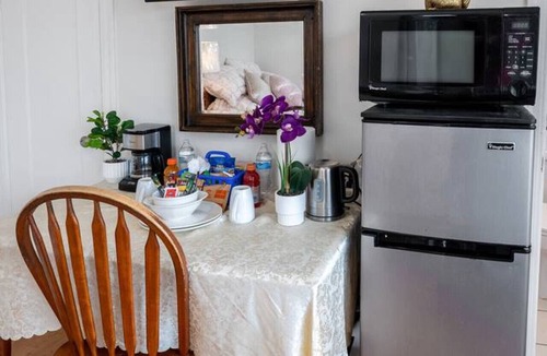 Boyle Heights Apartment | Comfy Studio Near Downtown LA * AC * WIFI * Snacks