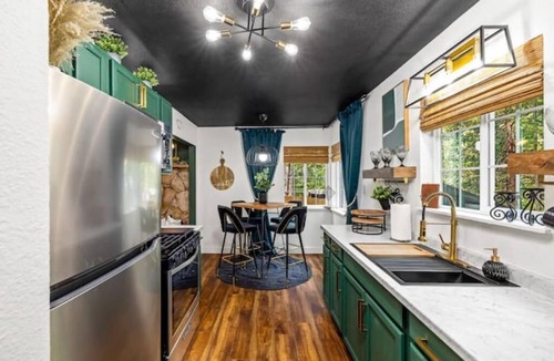 Sierra Village Cabin | Compass NORTH! A Boho Bungalow Fast Wi-Fi A/C
