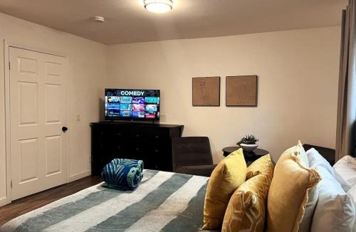Cathedral City House | Concepcion Room 5- Queen Deluxe