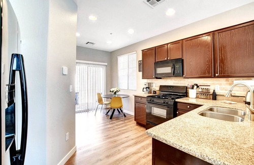 Lone Mountain Vistas House | Contemporary 3BR House Near DT Summerlin – 3 Miles