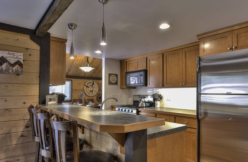 Overlook Park Condo | Contemporary cabin in the heart of Sunriver w/ FREE waterpark passes included