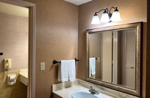 Raisin Hotel | Convenient Fresno Getaway Near Airport and Fresno Art Museum - 3.3 miles