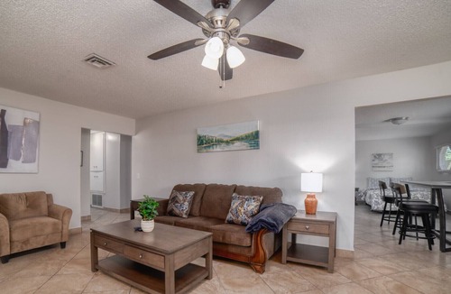 Rancho Oakey House | Convenient Location! 5 bd 2 Ba