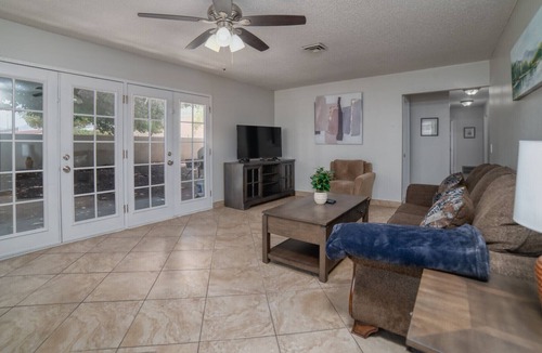Rancho Oakey House | Convenient Location! 5 bd 2 Ba