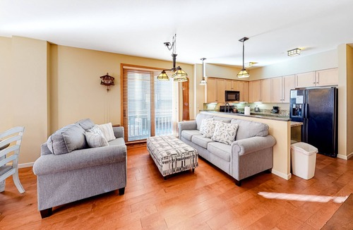 Mammoth Lakes Condo | Convenient mountain getaway with views & on-site golf - near skiing