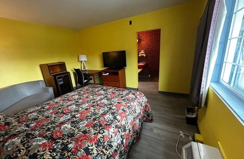 Longview Hotel | Convenient Room Near St. John Medical Center + Free Private Parking