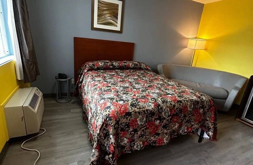 Longview Hotel | Convenient Room Near St. John Medical Center + Free Private Parking