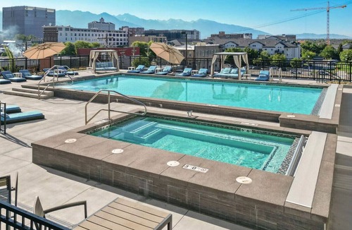 Rio Grande Apartment | Convention Ctr Lux 2BR Pool,Htub,Gym,Theatre,Pkg