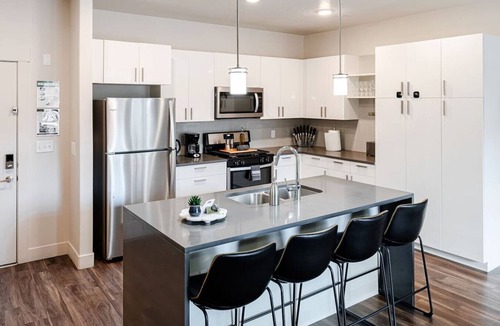 Rio Grande Apartment | Convention Ctr Style-2BR Pool/HotTub/Gym/Theatre