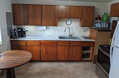 Coos Bay Apartment | Coos Bay View 2-bedroom apartment with bonus third room