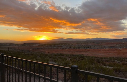 Washington House | CORAL CANYON VIEW HOME ! UP ON THE LEDGE! DOG FRIENDLY! SUMMER SPECIAL!