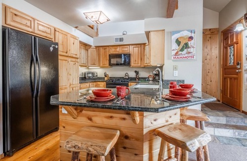 Mammoth Lakes Condo | Corner Condo with Shared Hot Tub! Near Free Shuttle to Town!