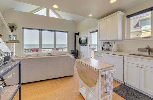 Oregon Coast Cottage | Cottage at the Beach! Dog Friendly and Free EV Charging with beach access.