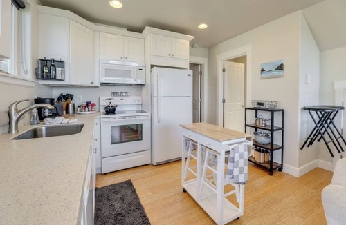 Oregon Coast Cottage | Cottage at the Beach! Dog Friendly and Free EV Charging with beach access.