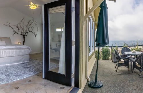 Talent Apartment | Cottage offers a sectional sofa, chef's kitchen and open floor plan.