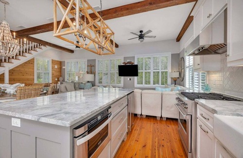 Saint Simons Island Cottage | Cottage Steps from the Beach with Community Pool