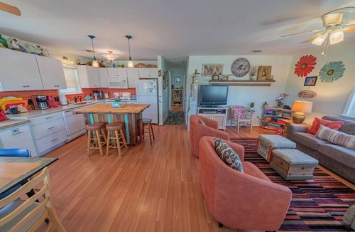 Colington Cottage | Counting Pelicans + Ocean View + Pelican Hunt