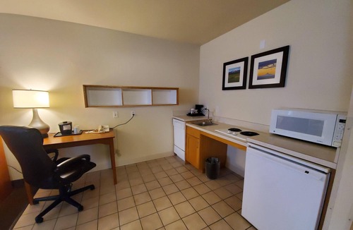 Larkspur Hotel | Country Inn & Suites by Radisson, Bend, OR