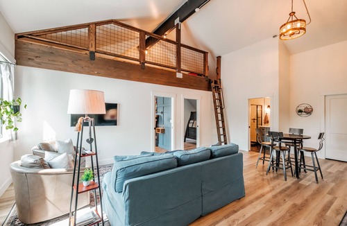 Keizer House | Country Living In The City!