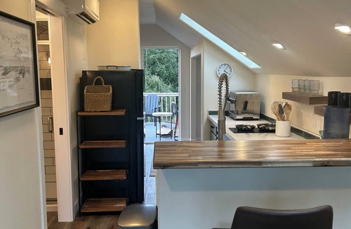 Oak Harbor House | Coupeville 1-bdrm studio with AC, private, amazing views of Penn Cove, Cascades