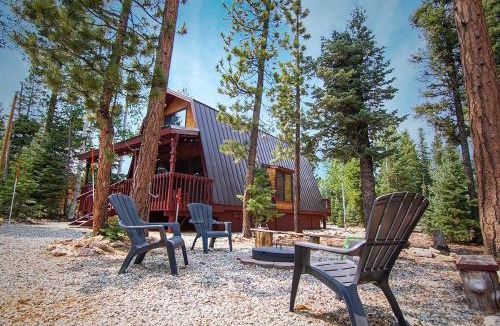 Meadow View Heights House | Covered Hot Tub Getaway Sleeps 9
