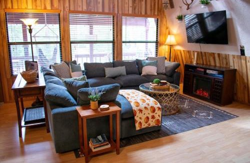 Meadow View Heights House | Covered Hot Tub Getaway Sleeps 9