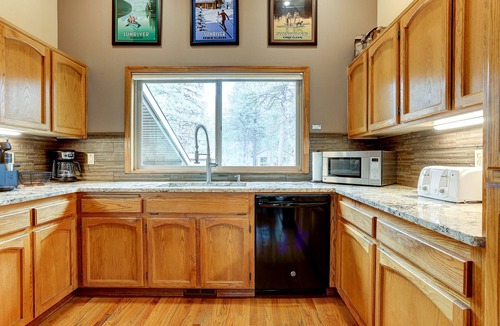 Sunriver House | COYO18 - Beautiful, Private Hot Tub, Gas Fireplace