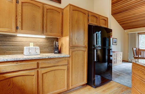 Sunriver House | COYO18 - Beautiful, Private Hot Tub, Gas Fireplace