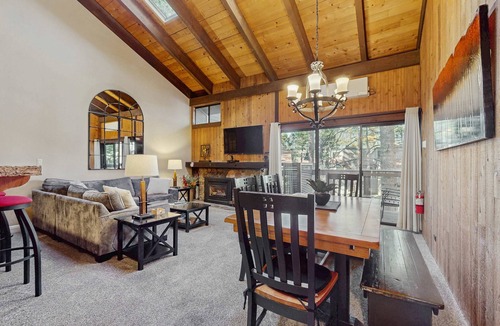 South Lake Tahoe Condo | Cozie home with a stone fireplace near Ski Run Marina - new mini split ac