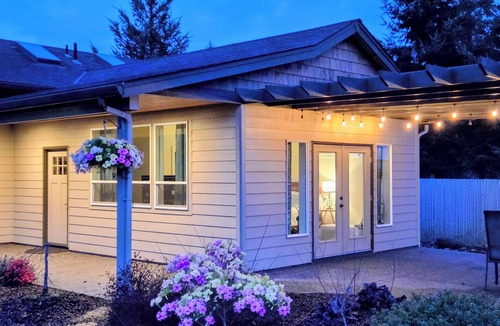 Meadow Glade Apartment | Cozy 1-bedroom cottage with private entrance in charming Battle Ground