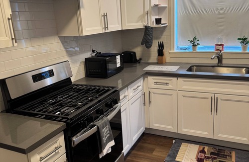 Upper Telegraph Condo | Cozy 1-bedroom condo in enchanting Oakland with AC