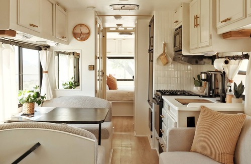 Leeds House | Cozy 1-bedroom remodeled RV with WiFi, AC in charming Leeds