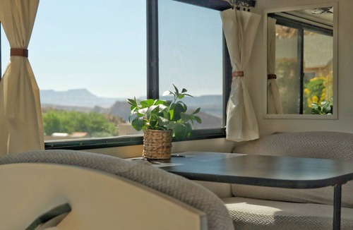 Leeds House | Cozy 1-bedroom remodeled RV with WiFi, AC in charming Leeds