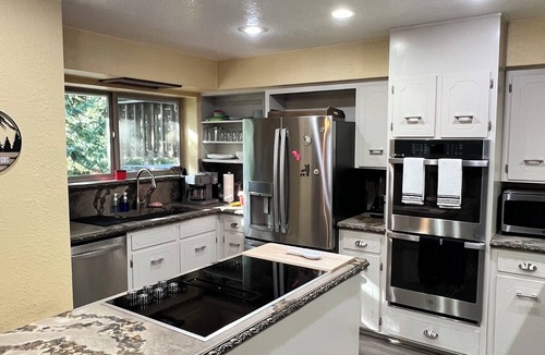 Mi-Wuk Village Cabin | Cozy 2-bedroom 2 bath cabin with AC and fireplace in wonderful Twain Harte.