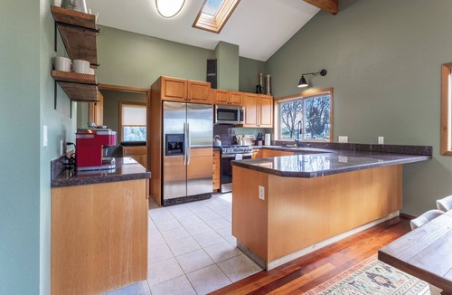 Newberg Cabin | Cozy 2-bedroom cabin on the river in Newberg