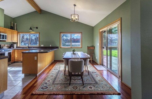 Newberg Cabin | Cozy 2-bedroom cabin on the river in Newberg
