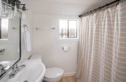 Seaview House | Cozy 2 Bedroom Home, Private Backyard with Hot Tub