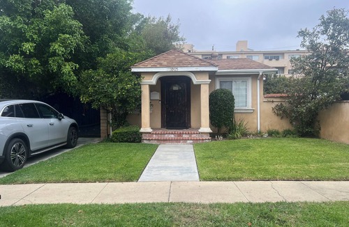 Palms House | Cozy 2-bedroom house in lovely Los Angeles with AC