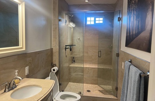 Palms House | Cozy 2-bedroom house in lovely Los Angeles with AC