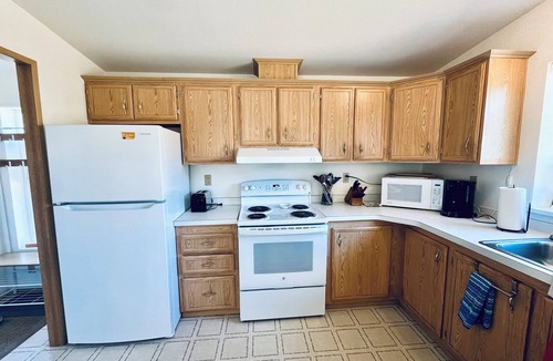 Westport House | Cozy 2-bedroom house in Westport, 5 minute walk to beach