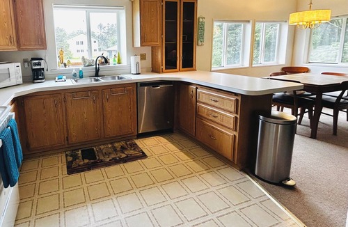 Westport House | Cozy 2-bedroom house in Westport, 5 minute walk to beach