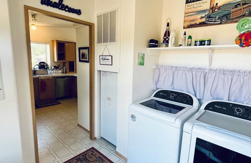 Westport House | Cozy 2-bedroom house in Westport, 5 minute walk to beach