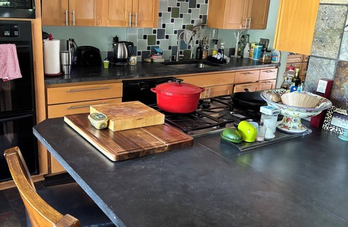 Seattle Metro Area House | Cozy 2-bedroom house in serene Seattle with AC